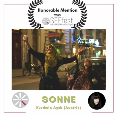 „SONNE“ von Regisseurin Kurdwin Ayub wiederholt ausgezeichnet – Im Rahmen des South East European Film Festival - Los Angeles wurde Kurdwin Ayubs DebÃ¼t "SONNE" mit einer âHonorable Mentionâ (Lobenden ErwÃ¤hnung) in der Kategorie BEST FEATURE FILM ausgezeichnet.
